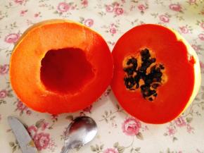 4.	木瓜切开，这个木瓜比较大，我从中间切开了，如果小一点的，可以从一端切开，将里面的籽取出来，表面刮平整，