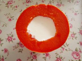 5.	将奶冻液体倒入木瓜中，