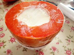 6.	上面盖上保鲜膜，底下放在碗里，这样比较稳，入冰箱冷冻2个小时左右，