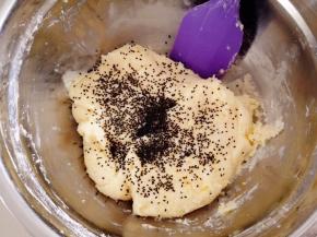 再加入黑芝麻拌匀，