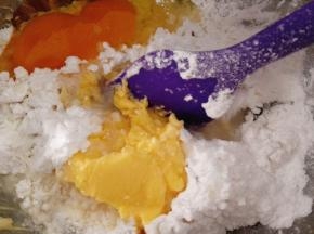 黄油室温软化后，将所有主料放在一起搅拌均匀，
