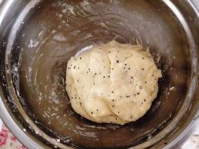 揉成均匀的面团，