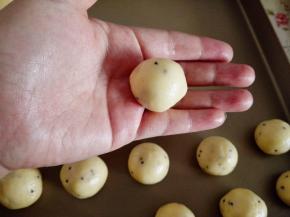 手上抹黄油，取适量大小的面团，揉成圆球，