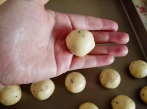 手上抹黄油，取适量大小的面团，揉成圆球，