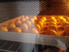 烤箱预热，上下火，中层，180度，烤30分钟左右，