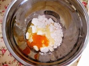 麻糬面包粉称重加入鸡蛋，拌一下，