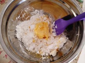 加入软化的黄油，
