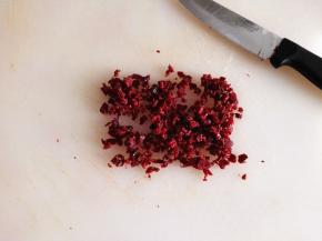 将所需要的食材准备好，黄油室温软化备用，蔓越莓切碎，这样才揉得均匀，才好吃，