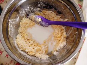 再加入牛奶，注意牛奶的用量要慢慢加，不要一次全加入，使面团揉成团，不太粘手就OK啦，