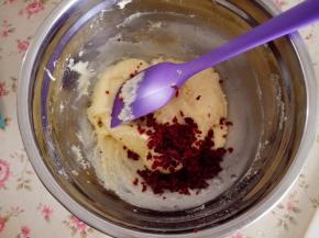 最后倒入蔓越莓，拌均匀，搅拌成光滑的面团就可以了，