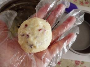 戴上一次性手套或是手上抹少许黄油防粘，搓成大小一致的圆球，摆放在不粘的模具里，如果模具不是不粘的，可以垫油纸，