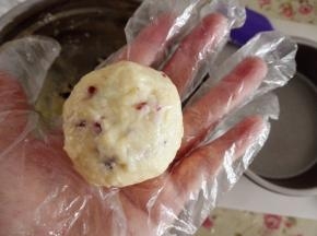 戴上一次性手套或是手上抹少许黄油防粘，搓成大小一致的圆球，摆放在不粘的模具里，如果模具不是不粘的，可以垫油纸，