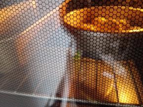 烤箱预热，上下火，中层，180度，30分钟左右，出炉后，晾在烤网上，温热的时候就可以吃了，个人认为趁热吃比较好吃。