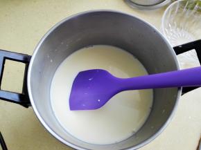 3.	待糖融解后，关火，放凉备用，