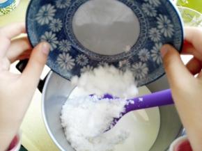 2.	淡奶油和牛奶加入糖，小火加热，不断搅拌，