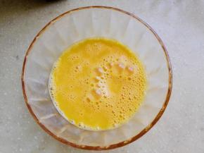 4.	全蛋加蛋黄搅打均匀，