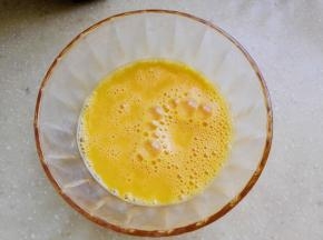 4.	全蛋加蛋黄搅打均匀，