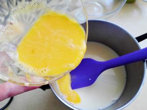 5.	倒入放凉的溶液里，拌匀，