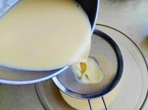 6.	为了挞液更细腻，过滤一下，