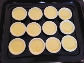 7.	倒入挞皮里，烤箱预热，中层，上下火，220度，烤20分钟左右，具体根据自己的烤箱调整。