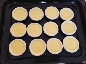7.	倒入挞皮里，烤箱预热，中层，上下火，220度，烤20分钟左右，具体根据自己的烤箱调整。