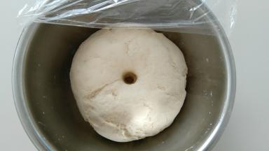 面团发酵至体积两倍大，手指戳一个洞，洞口不变形，既发酵好。