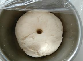 面团发酵至体积两倍大，手指戳一个洞，洞口不变形，既发酵好。