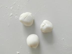 取出面团，充分揉捏排气后，分成小剂子。