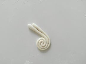 连着的那头卷起，分开的那头做耳朵。