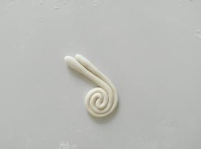 连着的那头卷起，分开的那头做耳朵。