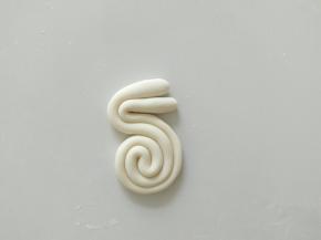 再像图中这样折一下，兔子雏形已经出来了。