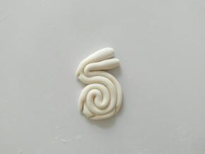 用刀子切四刀，分别是嘴巴，前脚，后脚，尾巴。