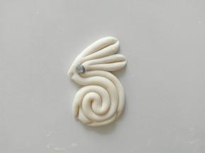 有红豆的用红豆做眼睛最好。我用的是可可粉和的面团做的眼睛。耳朵那里用牙签压一下。