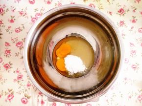 1.	把鸡蛋打在干净的盆里，加入细砂糖，这里我把糖减量了，实际放入65克糖，用电动打蛋器打发至发白，