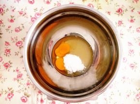1.	把鸡蛋打在干净的盆里，加入细砂糖，这里我把糖减量了，实际放入65克糖，用电动打蛋器打发至发白，