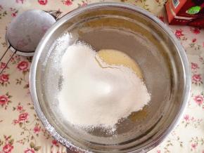 2.	筛入低筋面粉，