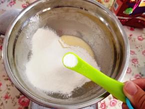 3.	再加入盐，用刮刀拌匀，