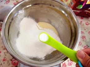 3.	再加入盐，用刮刀拌匀，