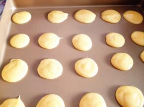 5.	挤在金烤盘上，如果烤盘不是防粘的，则要垫上油纸，尽量挤得一样大小，一样厚度，这样烤出来才会一样成熟度，