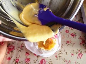 4.	将面糊装入裱花袋中，