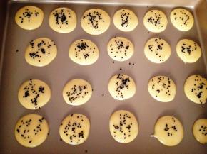 6.	撒上黑芝麻，也可以撒上其它你喜欢的，做为装饰，