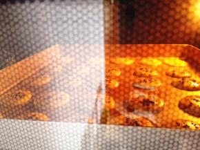 7.	烤箱预热，上下火，中层，180度，烤14分钟左右。