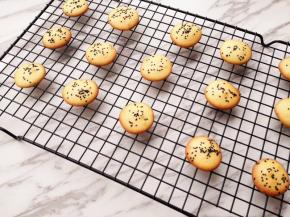 8.	出炉放在烤网上，晾凉再密封保存。