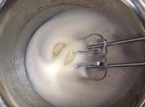 中速打发至粗泡消失，加入三分之一白砂糖