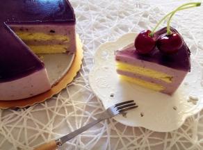 蓝莓酱的紫色配上戚风蛋糕的黄色，真的很漂亮