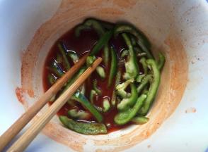 烤鸡腿时，把青椒也放入蜜汁腌料中腌半小时，玉米提前用水煮熟