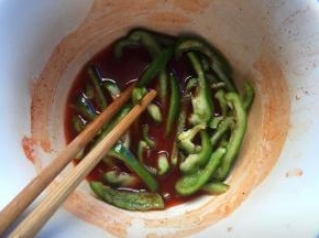 烤鸡腿时，把青椒也放入蜜汁腌料中腌半小时，玉米提前用水煮熟