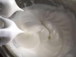 继续高速打发至硬性发泡，拿出打蛋头蛋白短而直立状态就可以了！