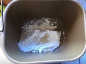 先做饼皮，将全部材料放入面包机揉面20分钟，不用出膜