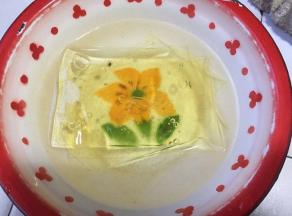 先将吉利丁片放水里泡软，泡软后挤掉多余水分，隔热水融化